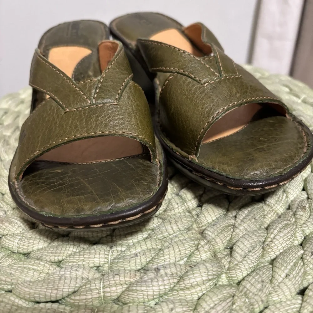NEW Born Olive Green Leather Slip On Wedge Comfort Sandals Size 8